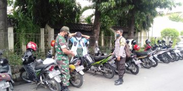 Sambangi Stasiun Purwosari, Sertu Murdianto Dan Serda Teguh Himbau Calon Penumpang Patuhi Prokes