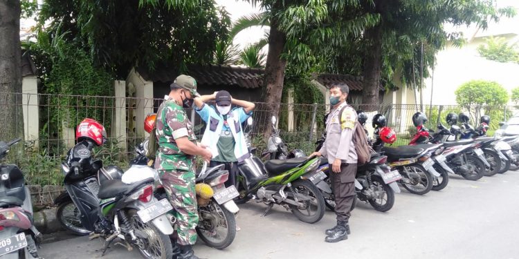 Sambangi Stasiun Purwosari, Sertu Murdianto Dan Serda Teguh Himbau Calon Penumpang Patuhi Prokes