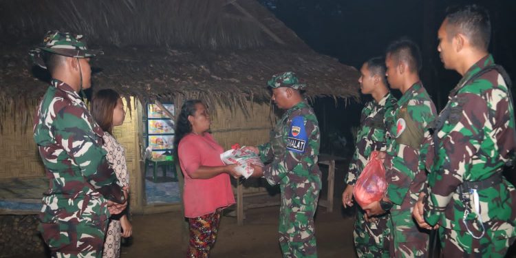 Latihan Taktis Tingkat Kompi Yonif Raider 100/PS, Salurkan Sembako Pada Warga Dusun Grigit