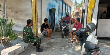 Serma Teguh Berikan Edukasi dan Himbauan Cara Mendisiplinkan Diri Kepada Warganya Dimasa PPKM