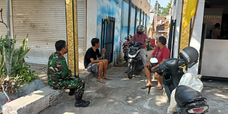 Serma Teguh Berikan Edukasi dan Himbauan Cara Mendisiplinkan Diri Kepada Warganya Dimasa PPKM