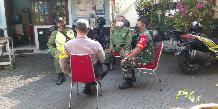 Gandeng Bhabinkamtibmas, Babinsa Kelurahan Bumi Gelar Komsos dan Pembinaan Kepada Linmas