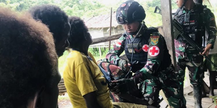 Terus Kelilingi Kampung, Ternyata Satgas Pamtas Yonif Raider 142/KJ Lakukan Ini