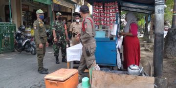 Peran Aktif Babinsa Koramil 05/Pasarkliwon Bersama Tiga Pilar Dalam Penertiban PKL di Wilayah Binaan