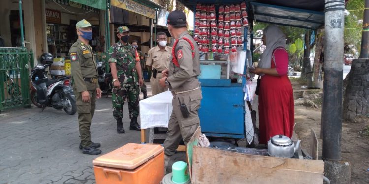 Peran Aktif Babinsa Koramil 05/Pasarkliwon Bersama Tiga Pilar Dalam Penertiban PKL di Wilayah Binaan