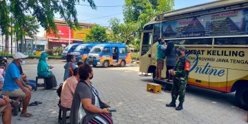 Serka Aswan Berikan Himbuan Prokes di Samsat Keliling Taman Jayawijaya Surakarta