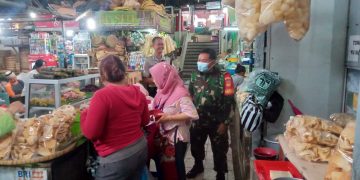 Pantau Penerapan PPKM, Babinsa Sudiroprajan Rutin Lakukan Sambang Pasar Berikan Himbuan Prokes