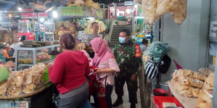 Pantau Penerapan PPKM, Babinsa Sudiroprajan Rutin Lakukan Sambang Pasar Berikan Himbuan Prokes