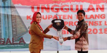 Bupati Winarti Berikan 3 Unit Ambulance Gratis, 11 Unit Motor dan Bantuan Sembako ke Kecamatan Gedung aji