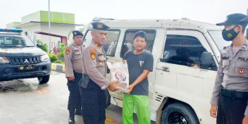 Polres Tulang Bawang Bagikan Beras Gratis Kepada Supir dan Tukang Ojek di 9 Titik