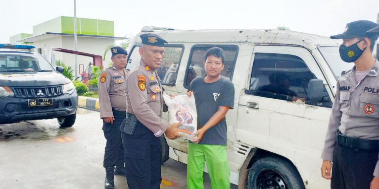 Polres Tulang Bawang Bagikan Beras Gratis Kepada Supir dan Tukang Ojek di 9 Titik