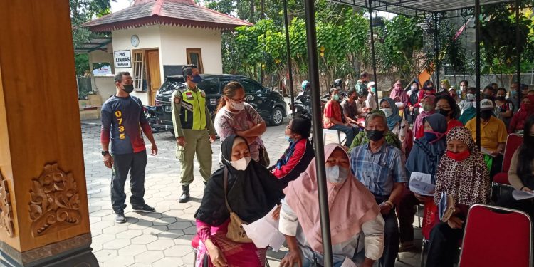 Sembari Monitorng Pembagian BLT, Babinsa Manahan Berikan Himbauan Protokol Kesehatan