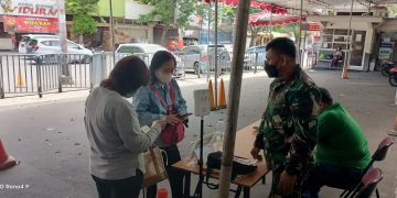 Serma Teguh Awasi PPKM dan Berikan Himbauan Prokes Kepada Warganya