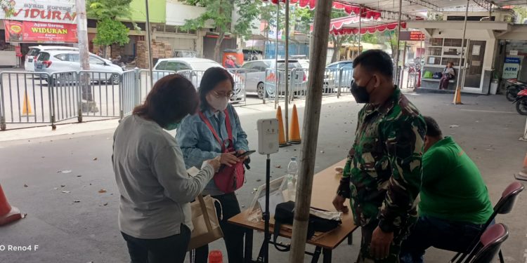 Serma Teguh Awasi PPKM dan Berikan Himbauan Prokes Kepada Warganya