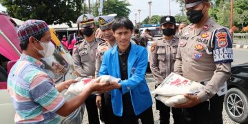 Polres Tulang Bawang Bersama Mahasiswa UMPTB Bagikan 184 Paket Bansos Untuk Supir Angkot dan Tukang Ojek