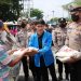 Polres Tulang Bawang Bersama Mahasiswa UMPTB Bagikan 184 Paket Bansos Untuk Supir Angkot dan Tukang Ojek