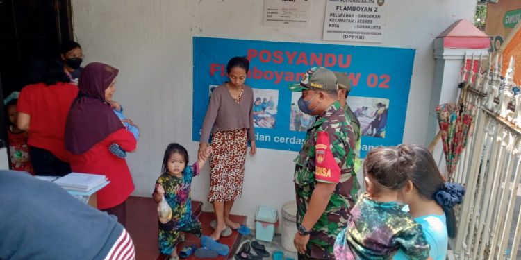 Sembari Pendampingan Posyandu Balita, Serda Teguh Berikan Himbauan Prokes di Wilayah