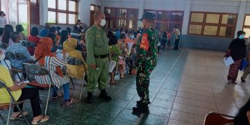 Bersama Bhabinkamtibmas Sertu Ahmad Suhartono Berikan Himbauan Prokes Pada Pembagian BLT di Wilayah Binaan