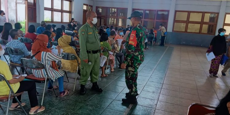 Bersama Bhabinkamtibmas Sertu Ahmad Suhartono Berikan Himbauan Prokes Pada Pembagian BLT di Wilayah Binaan