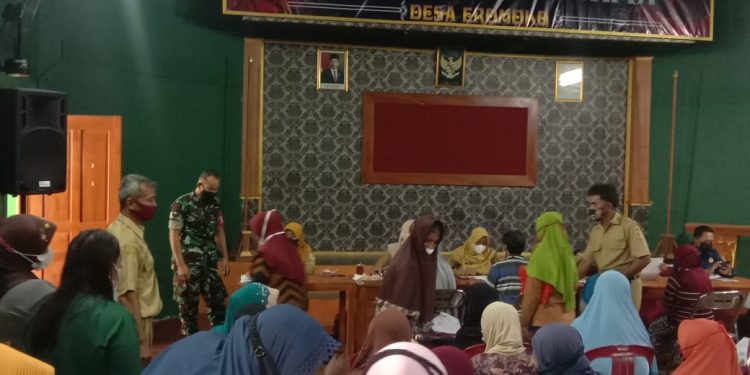 Babinsa Eromoko Dampingi 440 KPM Terima BLT