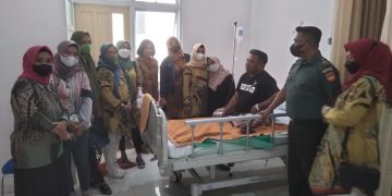 Wujud Kepedulian, Batuud Koramil 01/Laweyan Bersama Anggota Persit Jenguk Anggota Yang Sakit