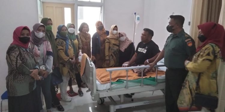 Wujud Kepedulian, Batuud Koramil 01/Laweyan Bersama Anggota Persit Jenguk Anggota Yang Sakit