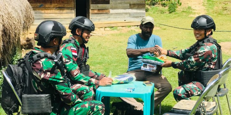 Menjalin Kekeluargaan, Satgas Yonif Mekanis 203/AK Melaksanakan Anjangsana dan Komsos di Desa Balingga