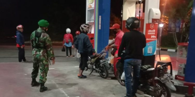 Berikan Keamanan Pada Warga, Personil Koramil Nguntoronadi Gelar Patroli Malam Hari