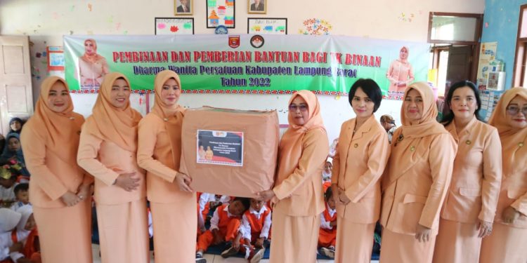 Dra Zelda Nukman, Menghadiri Kegiatan dan Bemberian Bantuan TK