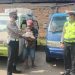 Satlantas Polres Tulang Bawang Bagikan Bansos Kepada Supir Angkot