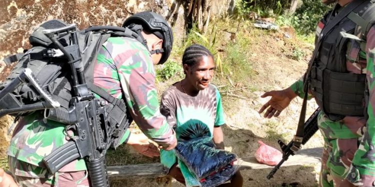 Mempererat Silaturahmi, Satgas Yonif Mekanis 203/AK Melakukan Kegiatan Anjangsana di Desa Jumaneri