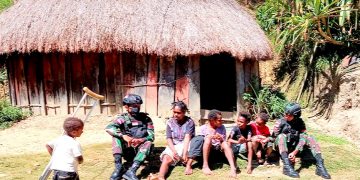 Berbalut Tawa, Anak-Anak di Papua Bahagia Bersama Satgas Yonif Raider 142/KJ