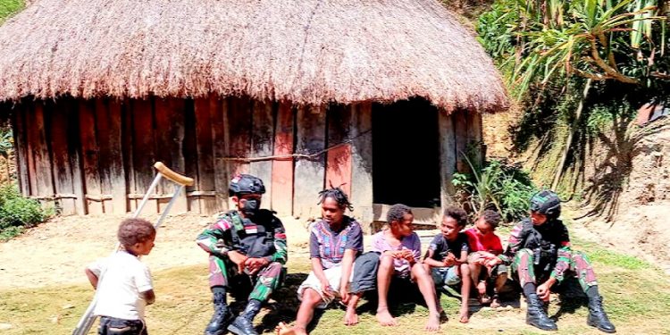 Berbalut Tawa, Anak-Anak di Papua Bahagia Bersama Satgas Yonif Raider 142/KJ