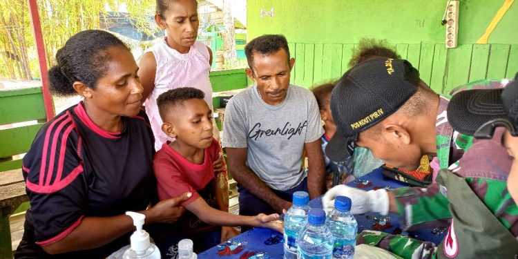 Antusias Di Tapal Batas RI, Satgas Pamtas RI-PNG Yonif 711/Rks Beri Pelayanan Kesehatan