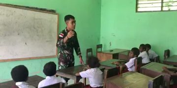 Turut Cerdaskan Generasi Penerus Bangsa, Satgas Yonif 126/KC Jadi Gadik di Sekolah Perbatasan Papua