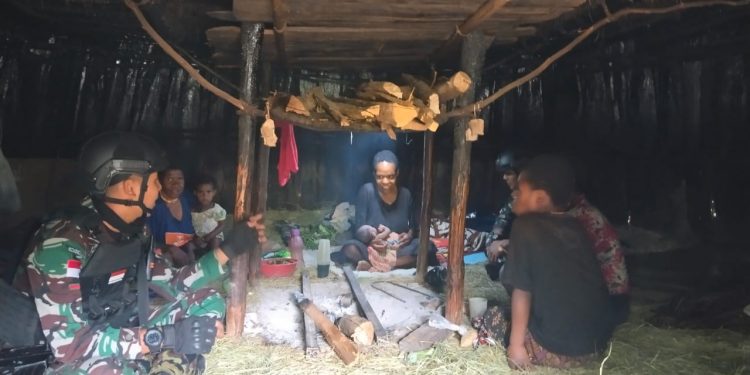 Personel Satgas Yonif Mekanis 203/AK Beri Nama untuk Anak yang Baru Lahir di Desa Towenak