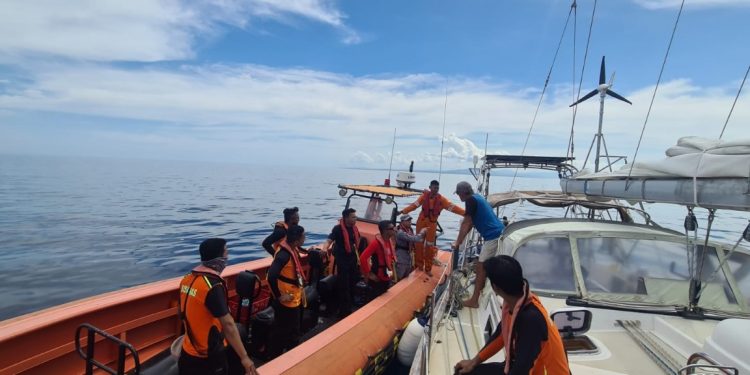 Stasiun Bakamla Kupang Evakuasi Yacht New Zealand Alami Kebocoran