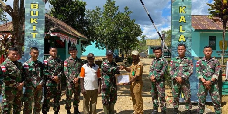 Akhir Penugasan yang Manis, Satgas Yonif 126/KC Terima Penghargaan dari Kepala Distrik Yaffi