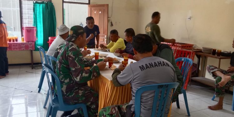 Kebersamaan Satgas TMMD Sengkuyung III dengan Warga Diwujudkan dengan Makan Siang Bersama