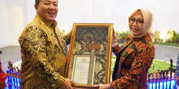 Gubernur Lampung Terima Cenderamata dari Zaidirina Pj Bupati Tubaba