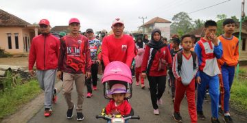 Bupati Lampung Barat, Jalan Sehat dan Pembagian Seragam Gratis