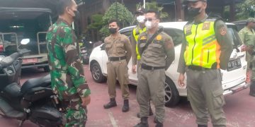 Tingkatkan Sinergitas Babinsa Gandekan Laksanakan Komsos dengan Linmas dan Satpol PP