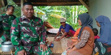 Satgas TMMD Melaksanakan Komsos dengan Warga