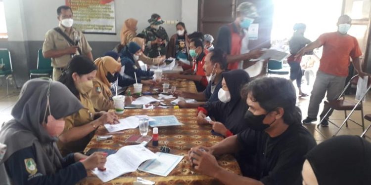 Babinsa Kepatihan Wetan Laksanakan Pendampingan Penyaluran BLT Dana Subsidi BBM