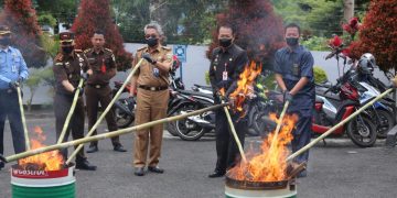 Drs Adi Utama Melakukan Penandatanganan Berita Acara Pemusnahan BB