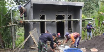 Satgas TMMD ke 115 Kodim 0612/Tasikmalaya Berbaur Bersama Masyarakat Bangun Posyandu