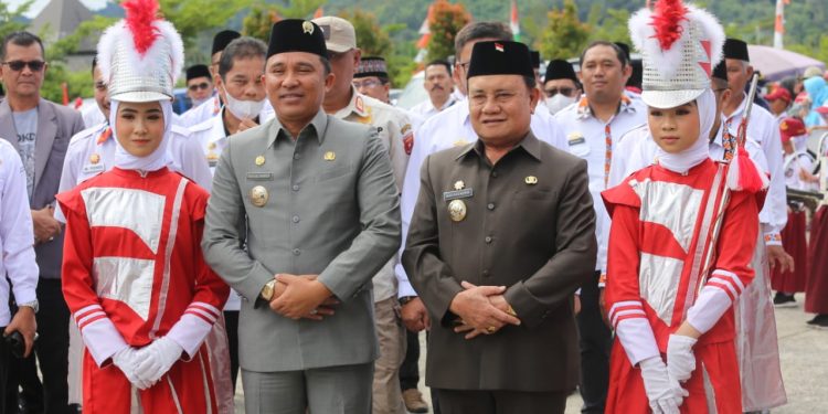 PM Kembali Bagikan Seragam Gratis di Gor Aji Saka