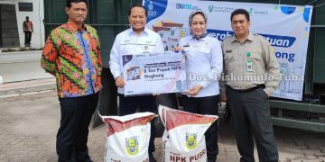 Bupati Winarti Memberikan Bantuan Pupuk Kepada Petani Singkong Sekaligus Pembukaan Sekolah Tani
