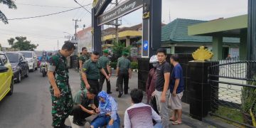 Cepat Tanggap !!! Anggota Kodim 0410/KBL Berikan Pertolongan Korban Laka Lantas