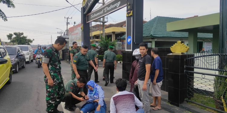 Cepat Tanggap !!! Anggota Kodim 0410/KBL Berikan Pertolongan Korban Laka Lantas